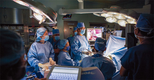 한호성 분당서울대학교병원 교수가 복강경으로 간절제 수술을 하고 있다. 사진 분당서울대병원