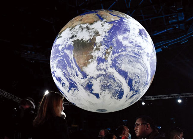 유엔기후변화협약 당사국총회 회의장에 설치된 지구 모형. 사진 AFP연합
