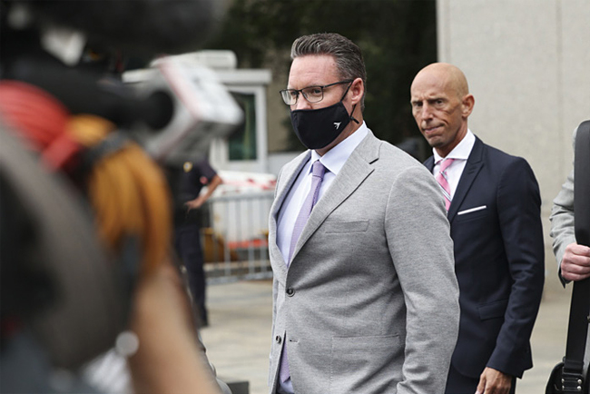 투자자 오도 혐의로 기소된 니콜라 창업자 트레버 밀턴이 7월 29일(현지시각) 미국 뉴욕 연방법원에서 나오고 있다. 사진 블룸버그