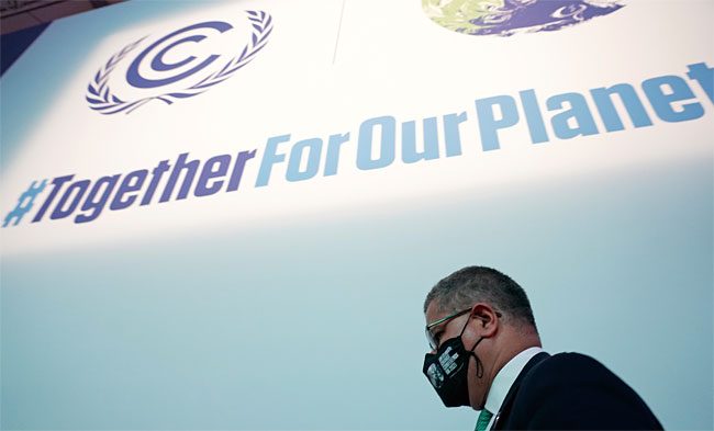 COP26 의장이 11월 13일(현지시각) 영국 글래스고에서 열린 COP26 회의를 마친 후 일어나고 있다. 사진 AP연합