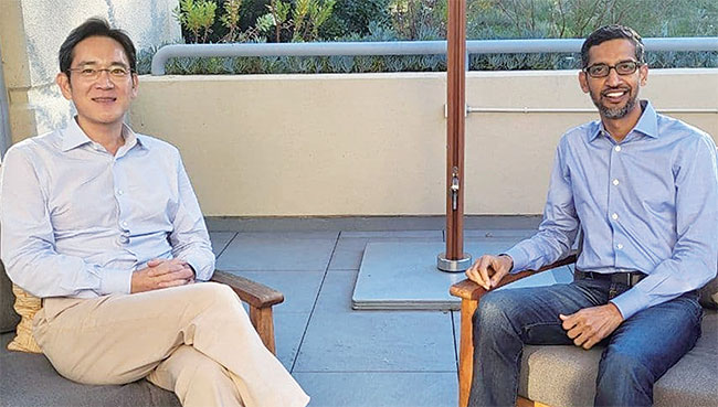 이재용(왼쪽) 삼성전자 부회장이 11월 22일 미 캘리포니아주 마운틴뷰 구글 본사에서 순다르 피차이 구글 CEO와 만나 기념 촬영을 하고 있다. 사진 연합뉴스