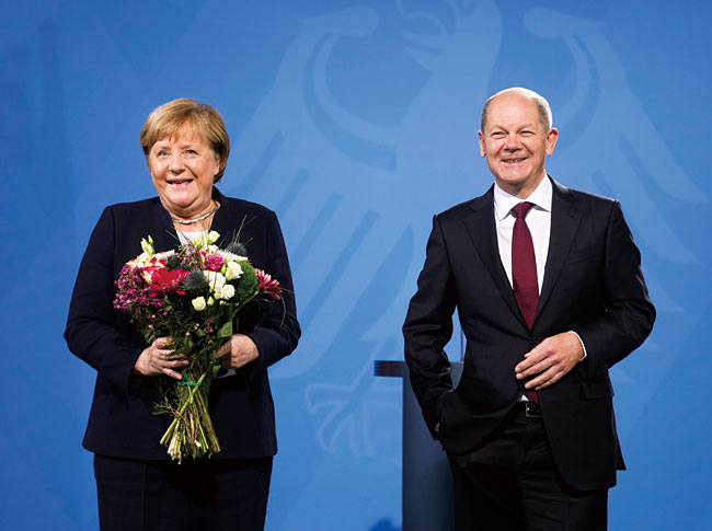 앙겔라 메르켈(왼쪽)과 올라프 숄츠 전·현직 총리가 12월 8일(현지시각) 독일 베를린 총리실에서 열린 이취임식에서 환하게 웃고 있다. 사진 AP연합