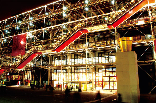 리처드 로저스가 렌조 피아노와 공동 설계한 파리 퐁피두센터. 사진 블룸버그