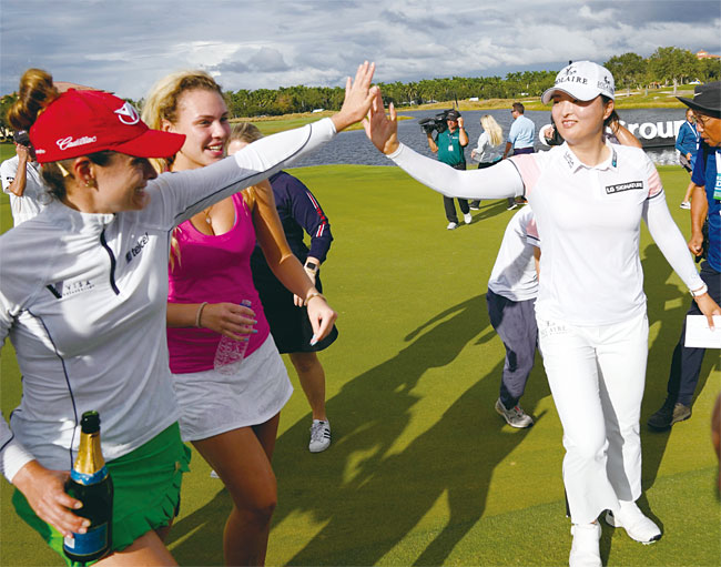 한국 여자 프로골프는 2021년 미국여자프로골프(LPGA)투어에서 7승을 합작하는 데 그쳐 6년 연속 지켜온 최다승 국가 자리를 미국(8승)에 내줬다. 사진은 2021년 LPGA투어 최종전에서 우승하고 축하받는 고진영. 사진 AP연합