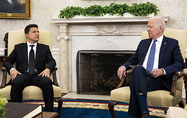조 바이든(오른쪽) 미국 대통령과 볼로디미르 젤렌스키 우크라이나 대통령이 2021년 10월 1일 미 워싱턴D.C. 백악관에서 회담하고 있다. 사진 블룸버그