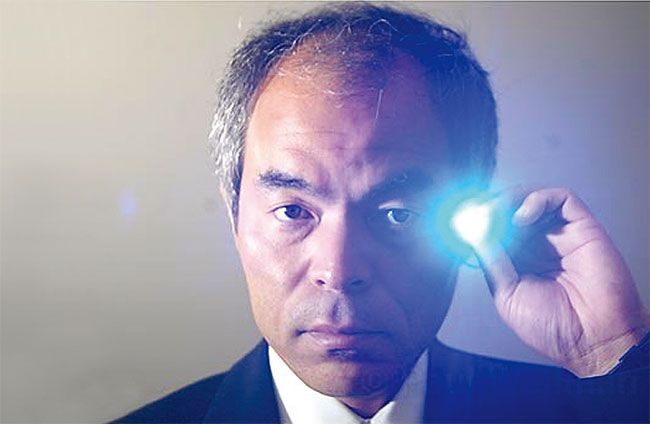 미국 캘리포니아 대학 샌타바버라(UCSB) 교수인 나카무라 슈지는 일본의 기술 발명자에 대한 기업의 보상, 즉 직무발명 보상제도에 대해 실망해 미국으로 떠났다. 사진 위키피디아