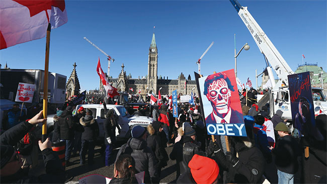 1월 29일 캐나다 오타와의 국회의사당 앞에서 백신 의무화 반대 트럭 시위가 열리고 있다. 사진 블룸버그
