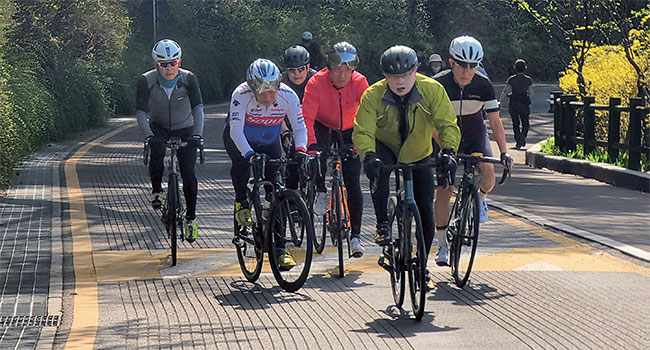 구자열 대한자전거연맹 회장(맨앞)이 야외에서 지인들과 함께 자전거를 타고 있다. 사진 대한자전거연맹