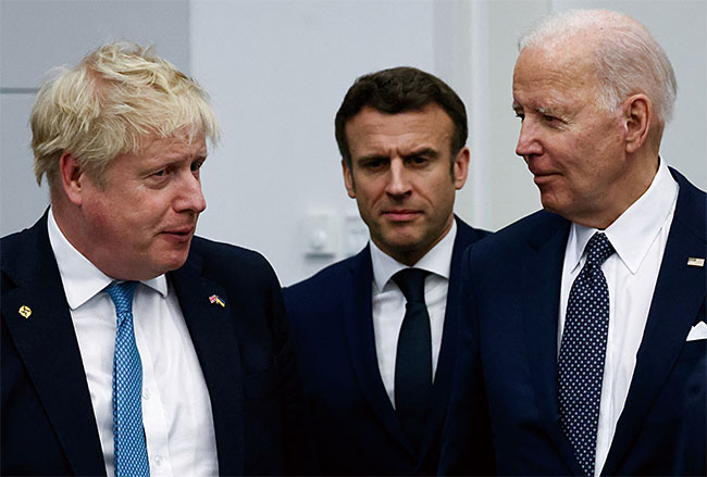 3월 24일 벨기에 브뤼셀에서 열린 주요 7개국(G7) 정상회의에 참석한 보리스 존슨(왼쪽부터) 영국 총리와 에마뉘엘 마크롱 프랑스 대통령, 조 바이든 미국 대통령. 로이터뉴스1