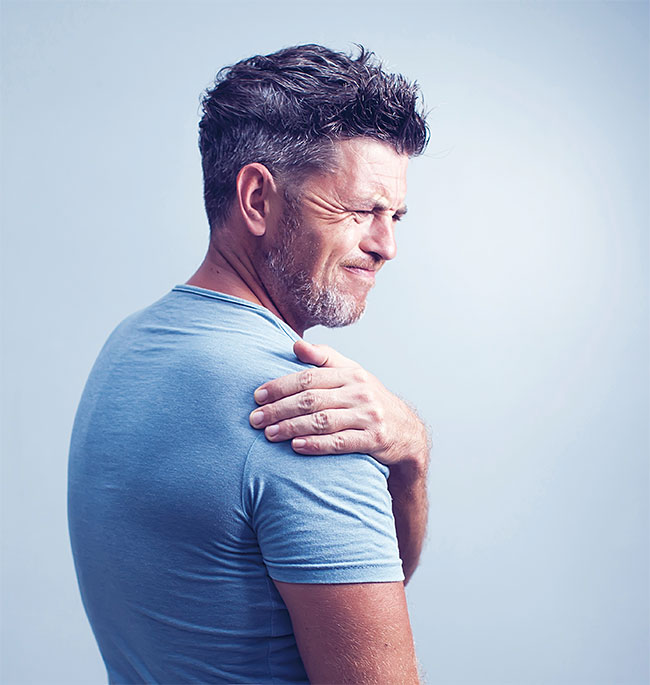 회전근개 파열은 어깨 근육 힘줄이 찢어지는 질환으로, 빠른 치료가 필요하다. 사진 셔터스톡