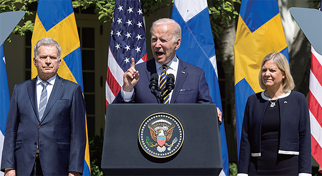 왼쪽부터 사울리 니니스퇴 핀란드 대통령, 조 바이든 미국 대통령, 마그달레나 안데르손 스웨덴 총리. 사진 EPA연합