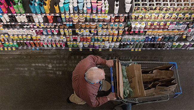 뉴욕 맨해튼의 한 슈퍼마켓에서 카트를 끌고 있는 시민. 최근 미국 물가가 고공행진을 하면서 세계 경제의 악재로 떠오르고 있다. 사진 로이터연합