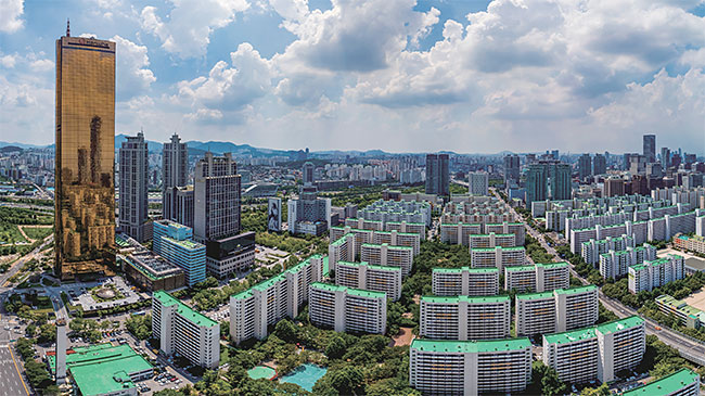 서울 영등포구 여의도동 63빌딩(사진 왼쪽)과 시범아파트(오른쪽). 사진 셔터스톡