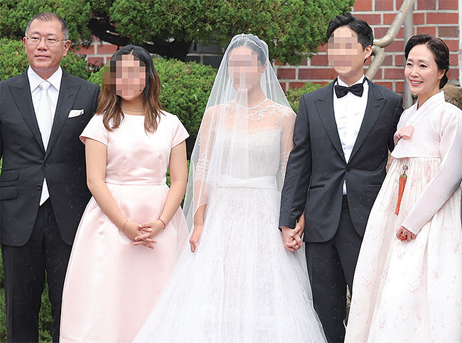 정의선(맨 왼쪽) 현대차그룹 회장 가족이 6월 27일 장녀 진희씨 결혼식이 열린 서울 정동 정동제일교회에서 가족사진을 찍고 있다. 사진 연합뉴스