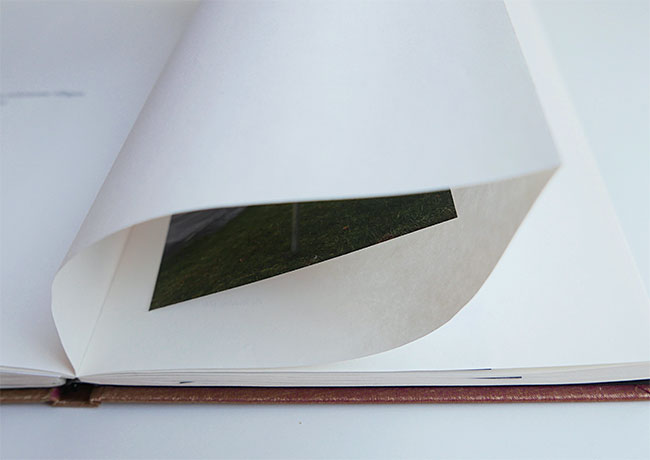소피 칼의 책은 페이지마다 만들어진 공간이 낱장의 사진을 품고 있는 구조다. 사진 김진영