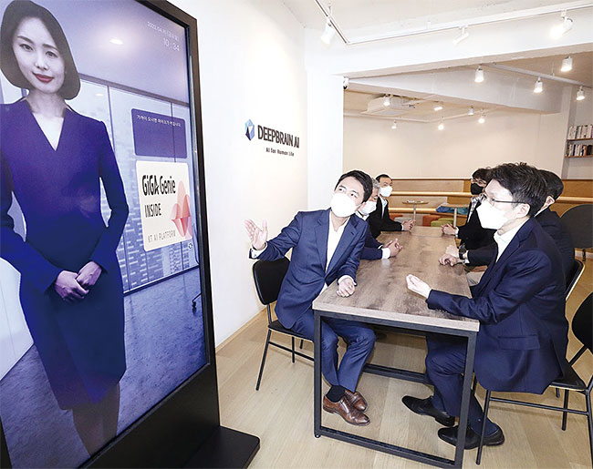 장세영(왼쪽) 딥브레인AI 대표가 최준기 KT AI· BigData사업본부장에게 자사 AI 휴먼을 설명하고 있다. 사진 KT