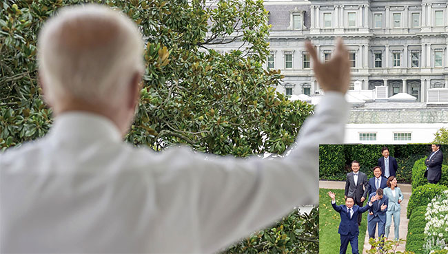 조 바이든(왼쪽) 미국 대통령이 워싱턴 D.C. 백악관에서최태원 SK그룹 회장 일행(오른쪽 아래)을 향해손을 흔들고 있다. 사진 조 바이든 미국 대통령 트위터·뉴스1
