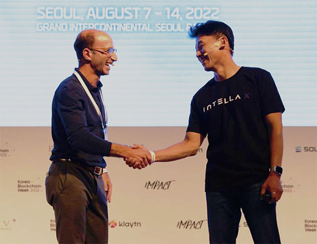 8월 9일 마이클 블랭크(왼쪽) 폴리곤 COO와 배태근 네오위즈 공동대표가 폴리곤-네오위즈 간 블록체인 게임 플랫폼 ‘인텔라 X’ 구축을 발표한 직후 악수하고 있다. 사진 네오위즈