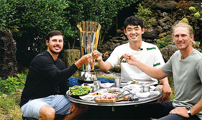 김비오(가운데)가 아시안투어 선수들과 함께 제주 흑돼지 구이 문화 체험 행사를 하고 있다. 사진 아시안투어