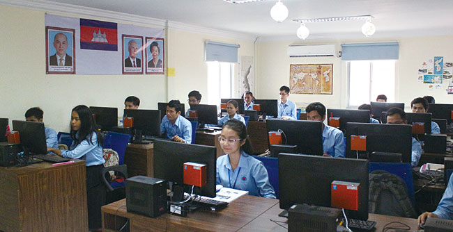 웹케시가 캄보디아 ‘Korea Software HRD Center’에서 현지 학생을 대상으로 IT 교육을 하고 있다. 사진 웹케시