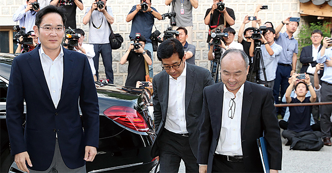 2019년 7월 4일 이재용(왼쪽) 삼성전자 부회장이 한국을 찾은 손정의 일본 소프트뱅크회장과 회동하는 모습. 두 사람은 3여 년 만인 10월 4일 다시 한국에서 회동을 했다. 사진 뉴스1