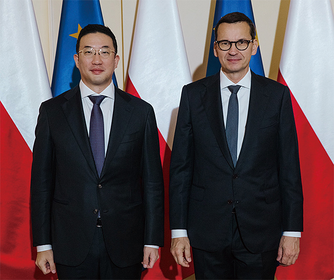 10월 3일(현지시각) 폴란드 바르샤바 총리실에서 구광모(왼쪽) LG 회장이 마테우시 모라비에츠키 폴란드 총리를 예방했다. 사진 LG