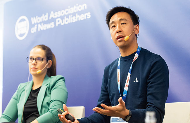 게리 리우(오른쪽) 아티팩트 랩스 창업자 겸 대표가 왜 블록체인이 미디어 사업에 중요한지 설명하고 있다. 사진 WAN-IFRA