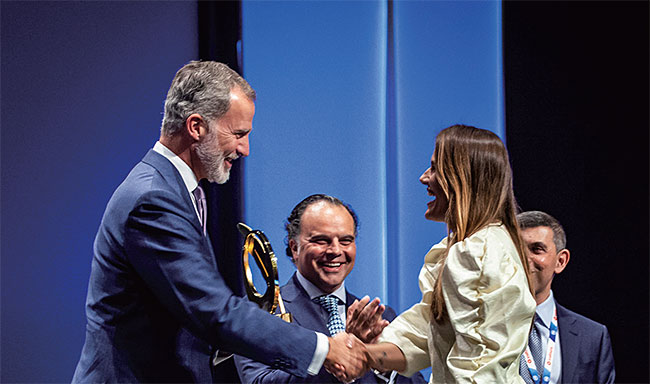 펠리페 6세 스페인 국왕이 황금펜 수상자를 격려하고 있다. 사진 WAN-IFRA
