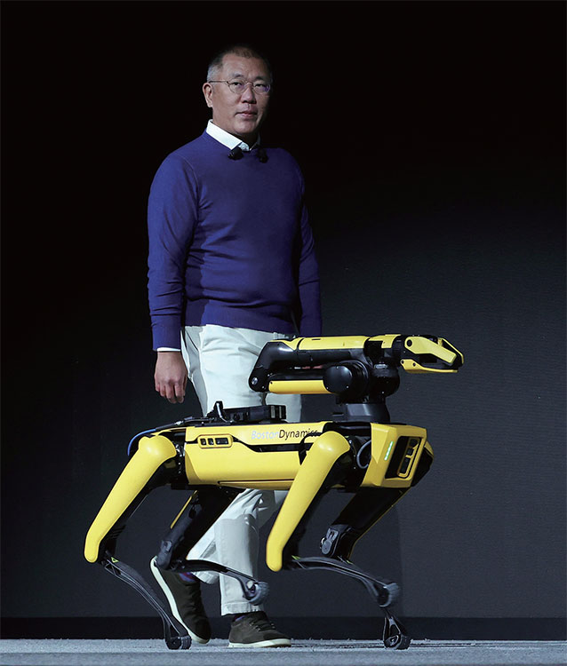 정의선 현대차그룹 회장이 1월 4일(현지시각) 세계 최대 정보기술·가전 박람회인미국 ‘CES 2022’에서 로봇개 ‘스팟’과 함께 무대에오르고 있다. 사진 현대차그룹