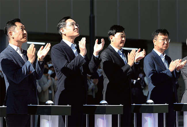 이재용(왼쪽 두 번째) 삼성전자 부회장이 10월 11일 삼성바이오로직스 4공장 준공식에 참석했다. 사진 삼성전자