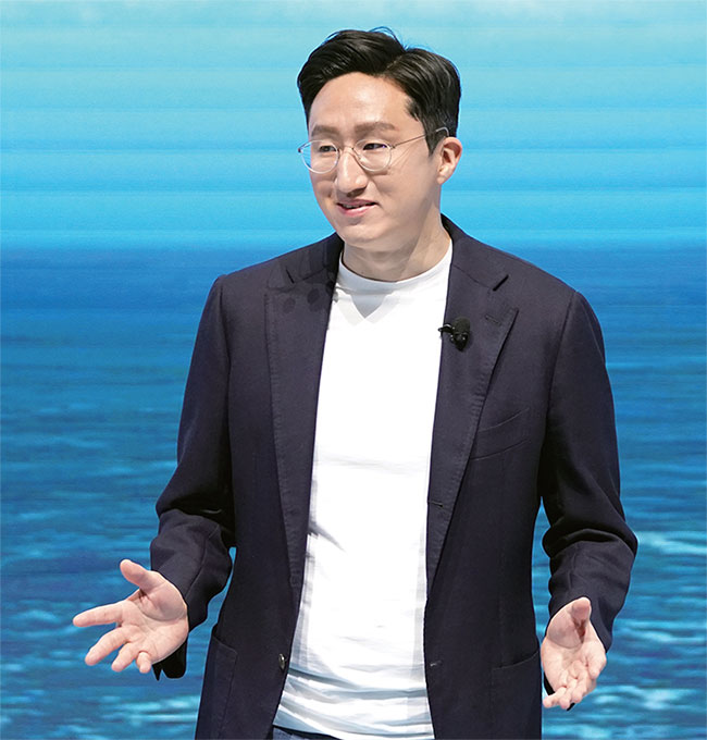 1월 5일(현지시각) 미국 라스베이거스 ‘CES 2022’ 현장에서 정기선 HD현대 대표가 그룹의 미래 비전인 ‘퓨처 빌더(Future Builder)’를 소개하고 있다. 사진 HD현대