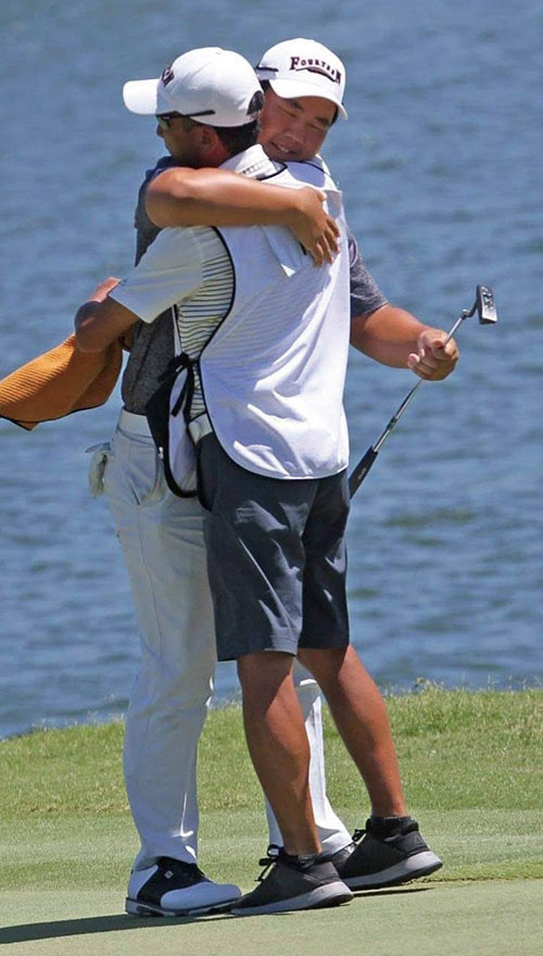 김주형이 2019년 필리핀투어 대회에서우승하고 캐디를 맡았던 아버지와 포옹하고 있다. 사진 민학수의 올댓골프