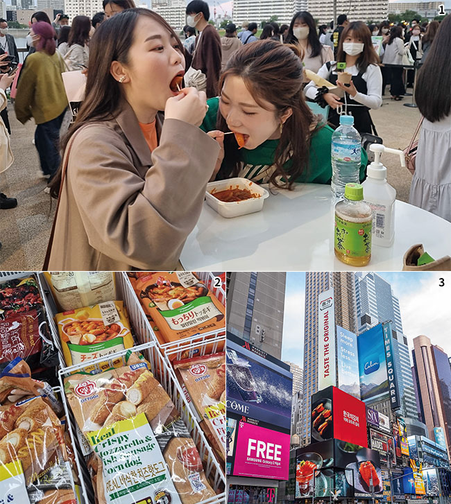 1 일본 도쿄에서 떡볶이를 먹고 있는 일본인들. 2 도쿄의 한 마트에 진열된 한국 냉동식품. 3 미국 뉴욕 타임스스퀘어 전광판에 올라온 한국 김치 홍보 영상. 사진 이민아 기자·대상