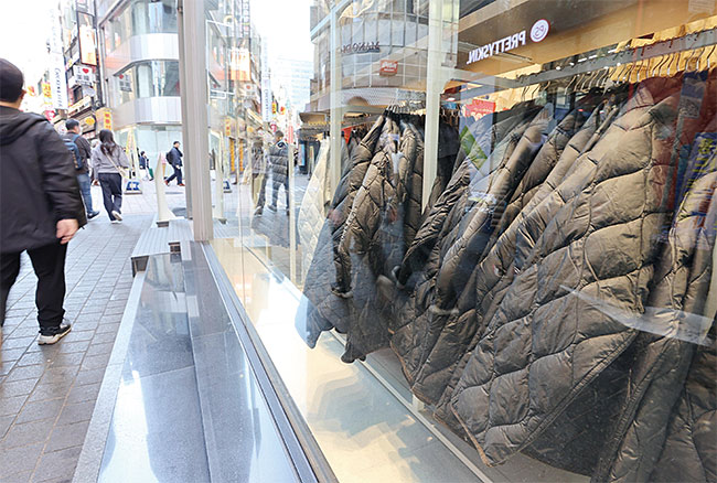 서울 명동 거리의 패션 매장에 진열된 패딩 점퍼. 사진 연합뉴스