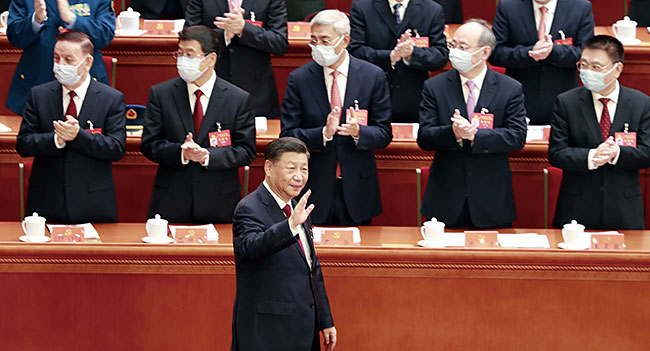 시진핑 중국 국가주석이 10월 16일 오전 중국 공산당 제20차 전국대표대회 개막식이 열린 인민대회당에 입장하고 있다. 사진 연합뉴스