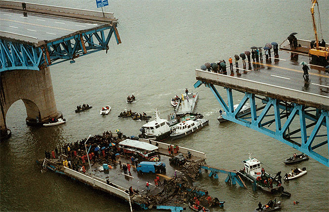 1994년 10월 21일 다리 가운데 상판이 무너져 내린 서울 성수대교. 이 사고로 출근길 시민 32명이 사망했다. 사진 조선일보 DB
