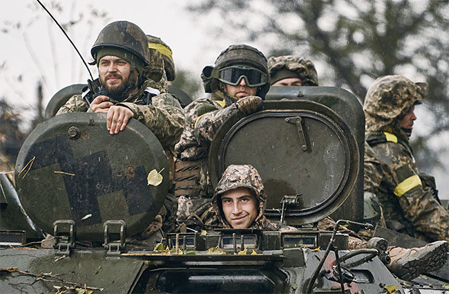 우크라이나 군인들이 10월 20일(현지시각) 동부 도네츠크에서 병력수송장갑차에 탑승해 있다. 사진 AP연합