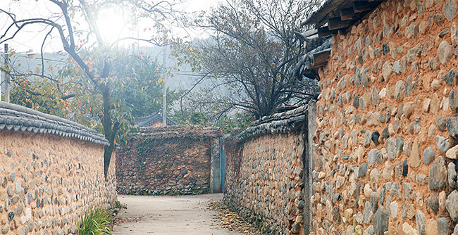 운치 가득한 남사예담촌 담장길. 사진 최갑수