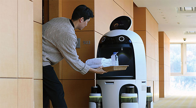 현대차그룹의 자율주행 배송 로봇이 음식 배달 서비스를 하고 있다. 사진 현대차그룹