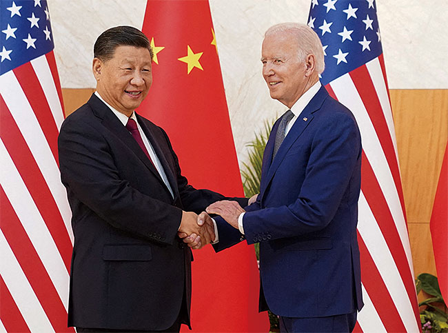 시진핑(왼쪽) 중국 국가주석과 조 바이든 미국 대통령이 11월 14일 인도네시아 발리에서 열린 주요 20개국(G20) 정상회의에서 만나 악수하고 있다. 사진 로이터연합