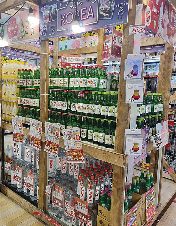 일본 도쿄 시부야역에 위치한 할인 잡화점 ‘메가 돈키’에 마련된 한국 소주 매대. 사진 이민아 기자