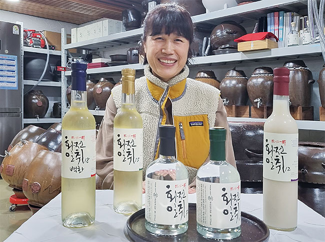 유소영 지시울양조장 대표가 양조장 술들을 소개하고 있다. 사진 박순욱 기자