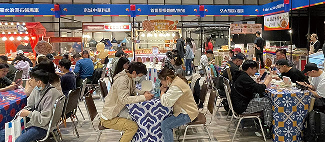 2022년 11월 신콩 미츠코시백화점에 마련된 ‘한국상품전’에서 한식을 맛보는 대만 사람들. 사진 타이베이=이신혜 기자