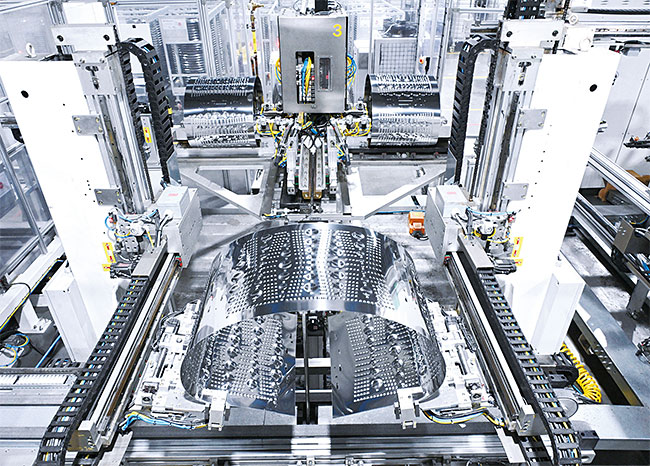 1월 9일(현지시각) LG전자 테네시 공장에 설치된 로봇팔이 스테인리스 스틸을 둥글게 말고 용접해 세탁기의 주요 부품인 세탁통을 만들고 있다. 사진 LG전자