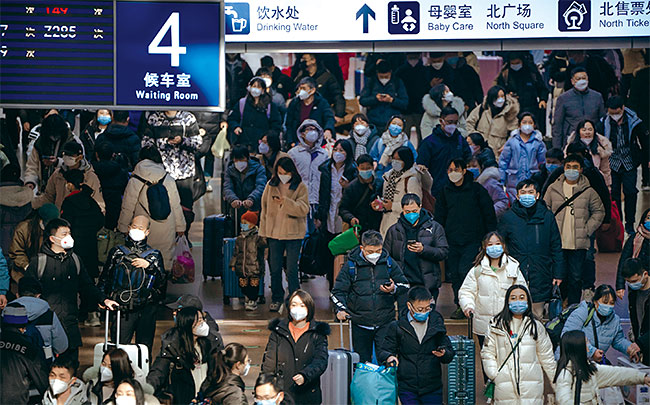 춘절을 앞둔 1월 18일 중국 베이징 서역에서기차 여행객들이 중앙홀을 따라 걷고 있다. 사진 AP연합