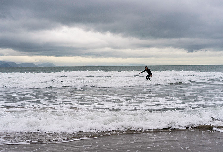 겨울 파도를 즐기는 서퍼. 사진 최갑수 