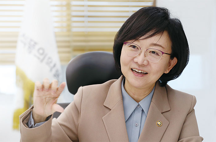 오유경 식품의약품안전처 처장
서울대 약학대 학·석사, 미국 뉴욕주립대 
약학 박사, 미국 하버드대 의대 세포생물학과 박사후연구원, 전 차의과대 의학과 교수, 
전 고려대 생명과학대 교수, 
전 한국약제학회 회장, 
전 한국약학교육협의회 이사장,
전 서울대 약학대 학장 사진 신현종 조선일보 기자