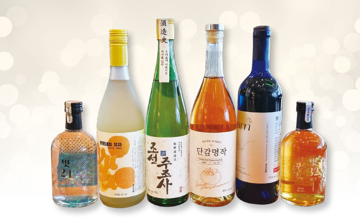 우포의 아침 주요 제품들. 왼쪽부터 빛소주 24, 맑은내일 유자, 조선주조사, 단감명작, 운암1945, 빛소주 32. 사진 박순욱 기자