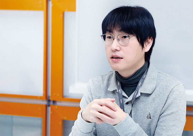 하정우 네이버클라우드 AI랩 소장
서울대 컴퓨터공학부 박사,
현 서울대-네이버 초대규모 AI 연구센터
공동센터장, 현 카이스트-네이버 초창의적
AI 연구센터 공동센터장, 현 한국공학한림원
컴퓨팅분과 일반회원, 현 대통령직속 디지털
플랫폼정부위원회 AI-Data 분과위원장 사진 네이버