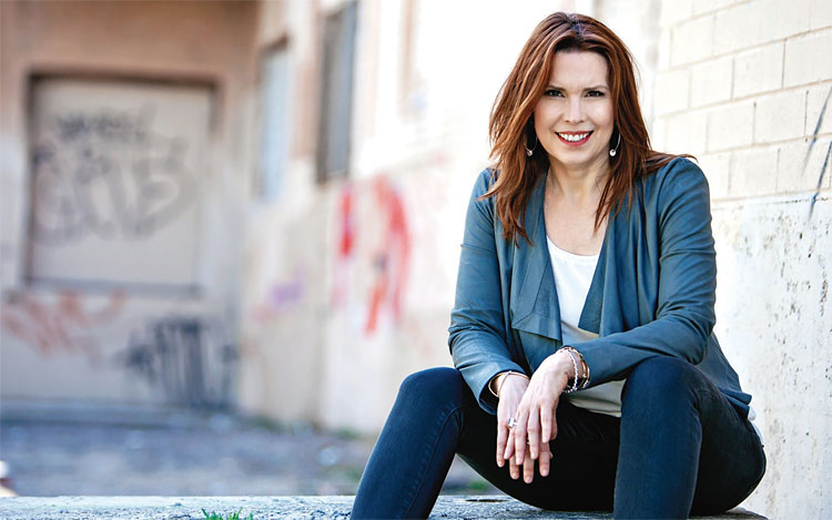 애니 듀크 작가
컬럼비아대 심리학 박사, 
전 프랭클린 연구소 이사, 
‘큇(Quit)’ ‘인생을 운에 
맡기지 마라’ 저자 사진 애니 듀크